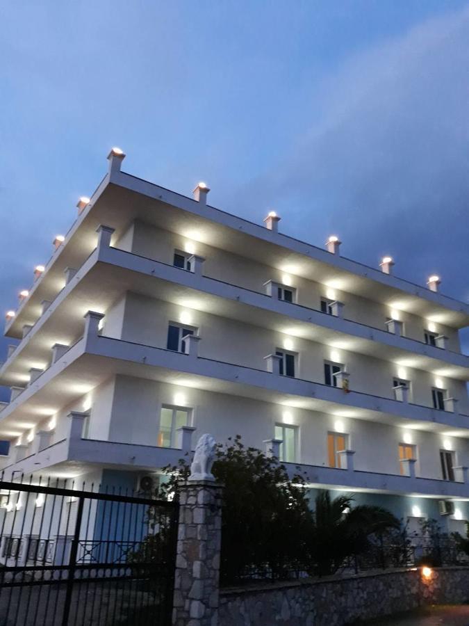 Mihalis Apartments Himare Buitenkant foto