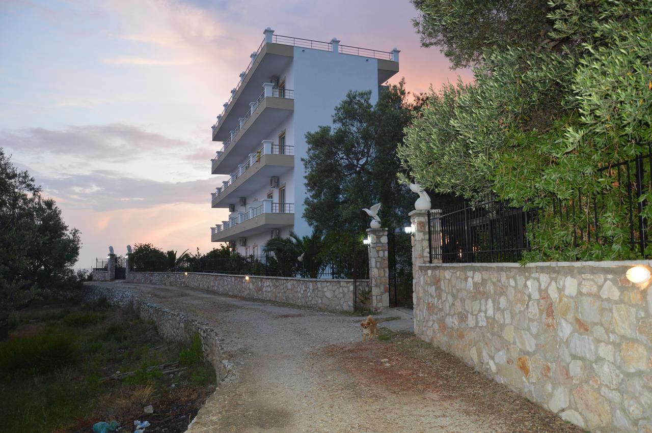 Mihalis Apartments Himare Buitenkant foto