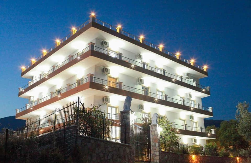 Mihalis Apartments Himare Buitenkant foto